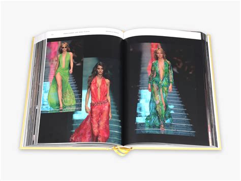 versace libro sfilate|Versace: The Complete Collections (Catwalk).